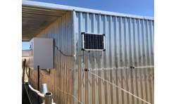 Detalle de la placa solar instalada en nuetros comederos para caballos.
